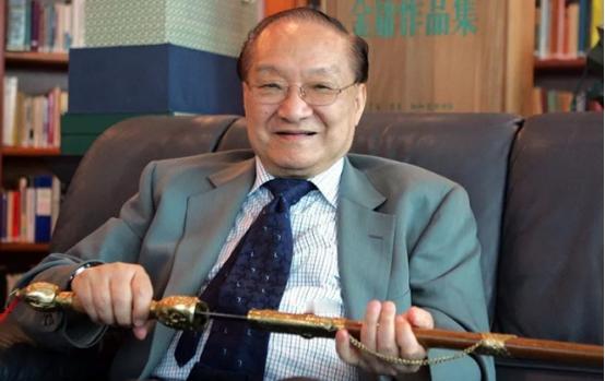 2000年，金庸去杭州阿里总部参观，此时阿里创始人递上一本小说让金庸签名，结果老