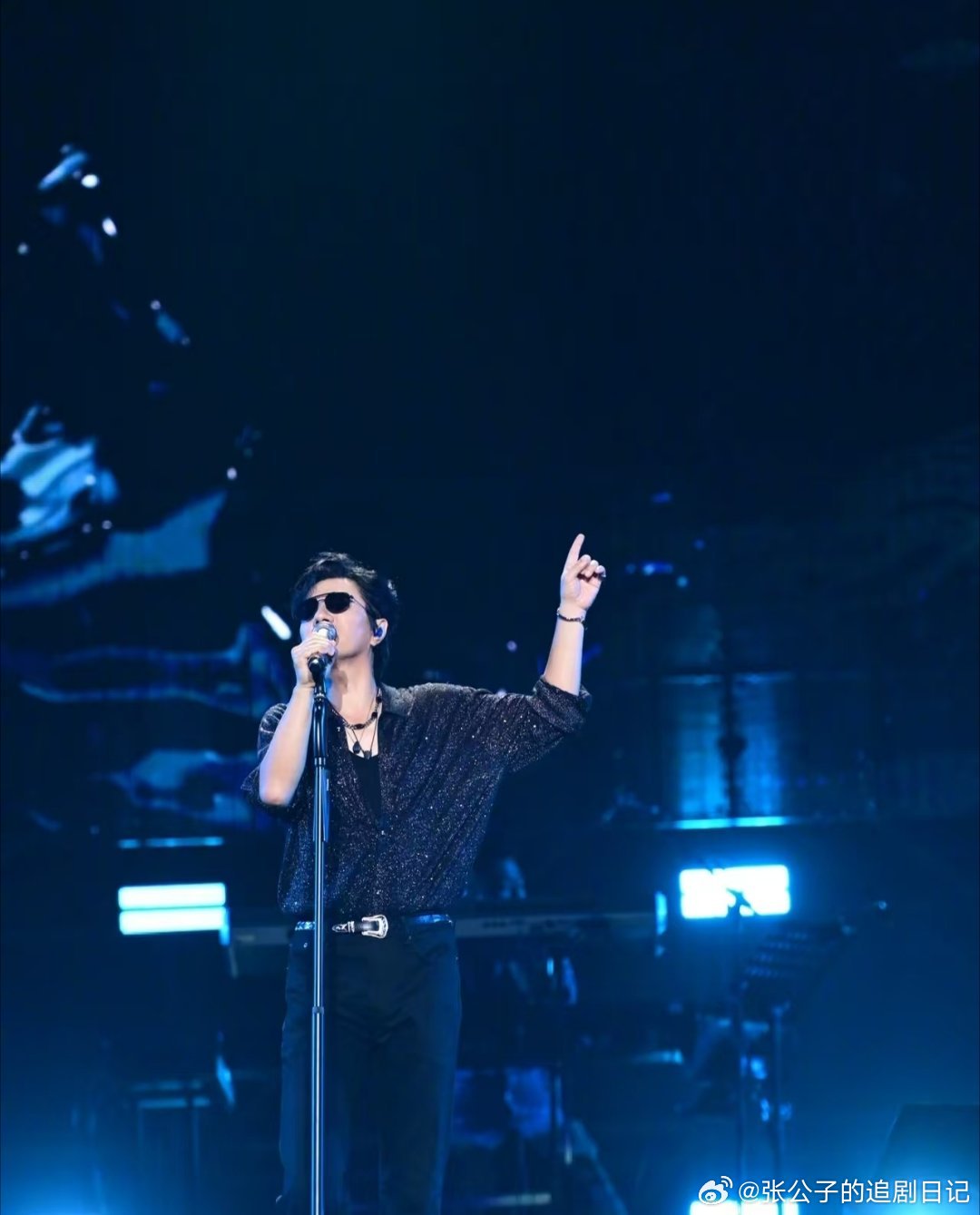 追了老舅这么多年，从地下说唱到春晚舞台，从《野狼Disco》到《电梯战神》，终于