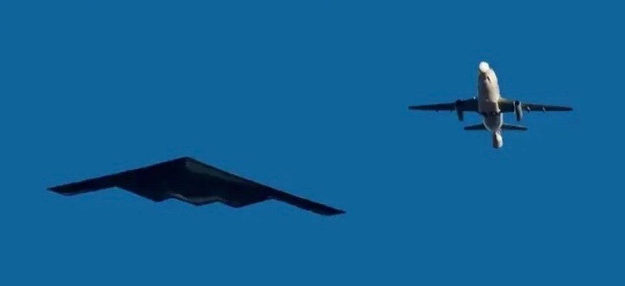 2000年，飞行中的B-2A和NT-43A。 ​​​