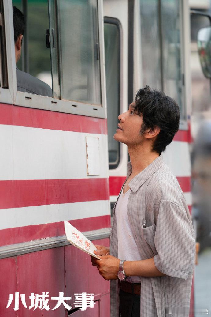 黄晓明生理性演技 一边是身体上的剧痛，一边是家属围堵的无奈。郑德诚这一疼，把成年