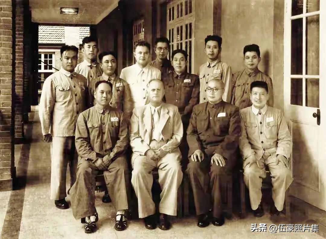 1951年，南京军事学院领导成员同苏联军事顾问的合影：刘伯承（前排右二），钟期光