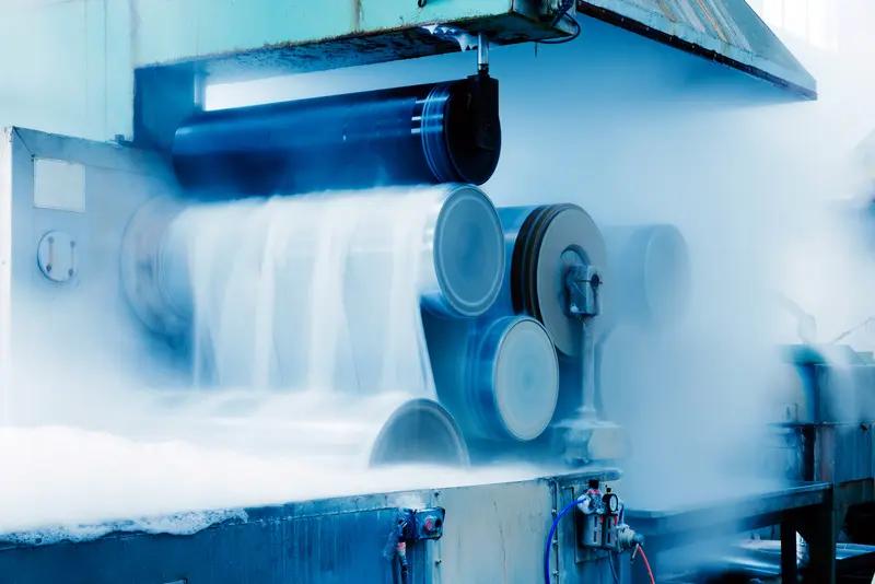 生命的本质是什么？从科学看，它是动态有序的耗散系统。新陈代谢就像城市物流，不断摄