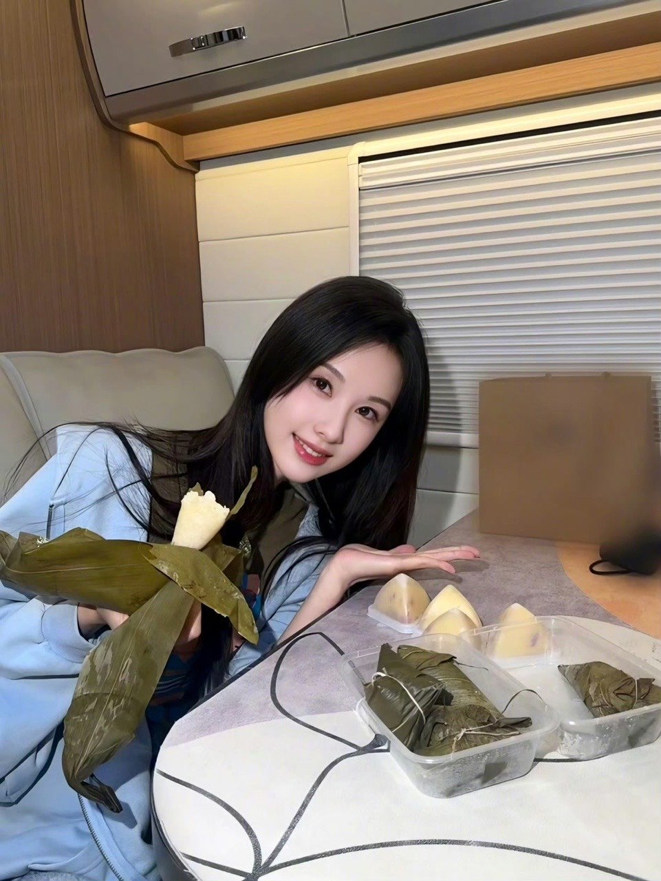 陈都灵被榴莲馅粽子打了 陈都灵吃的榴莲馅粽子 陈都灵吃的榴莲馅粽子 