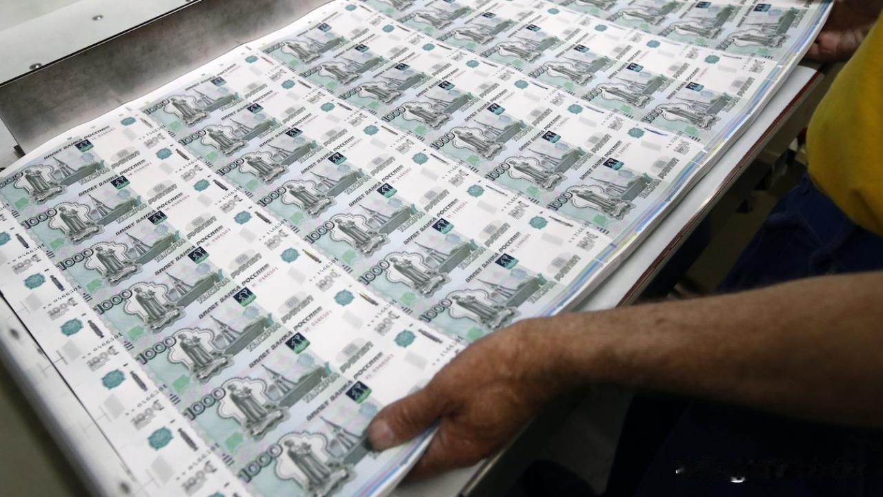 俄罗斯正准备削减除军事预算外的所有预算项目，削减幅度近3万亿卢布。 

由于财政