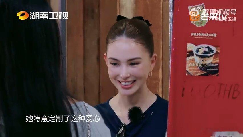 昆凌靳梦佳推完你的推我的 靳梦佳在摊位前卖力推荐昆凌的爱心糖葫芦，昆凌上菜时也不