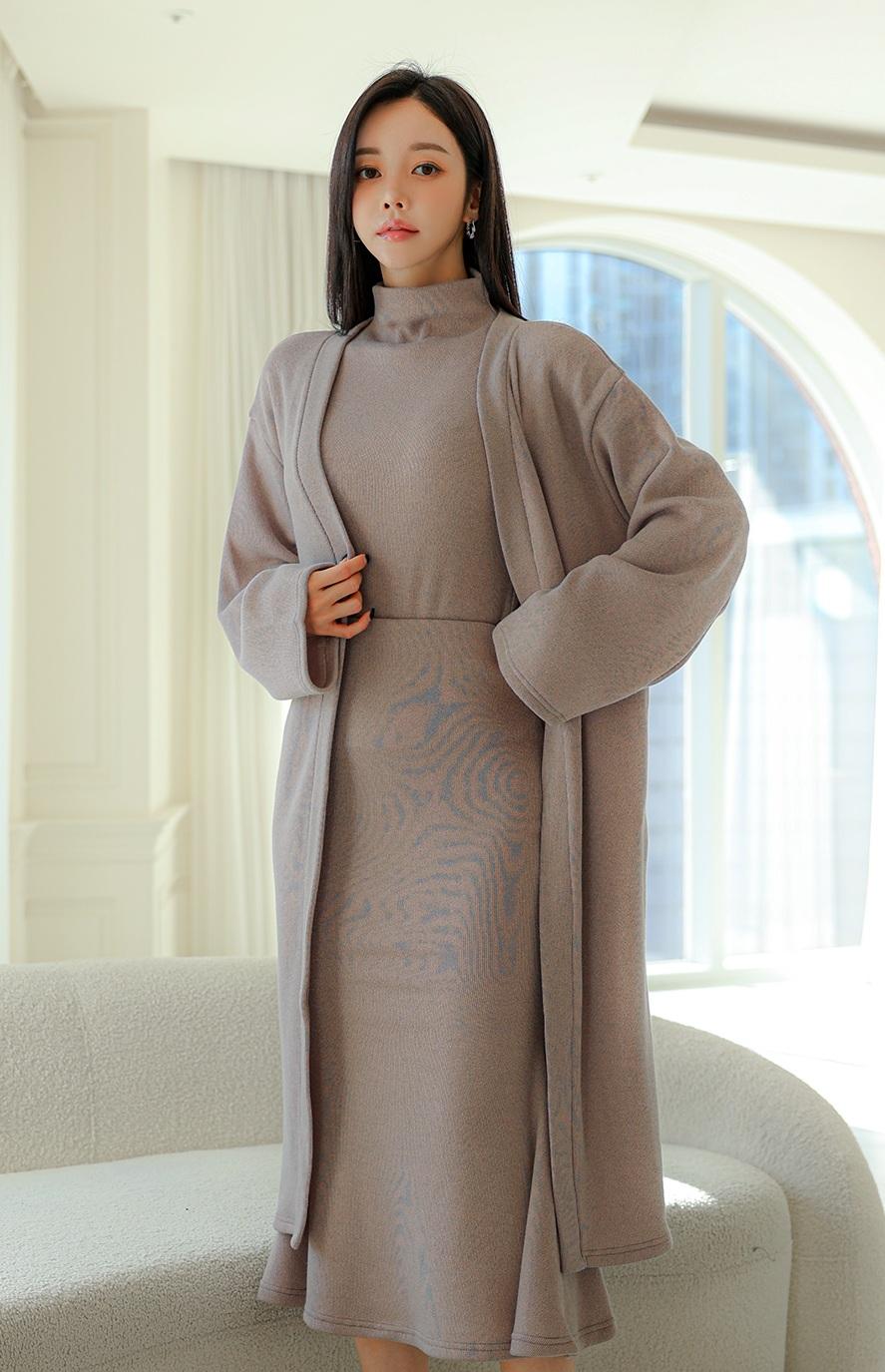 灰色连衣裙配长外套这搭配，简直是温柔气质穿搭的典范。灰色连衣裙自带优雅属性，不张