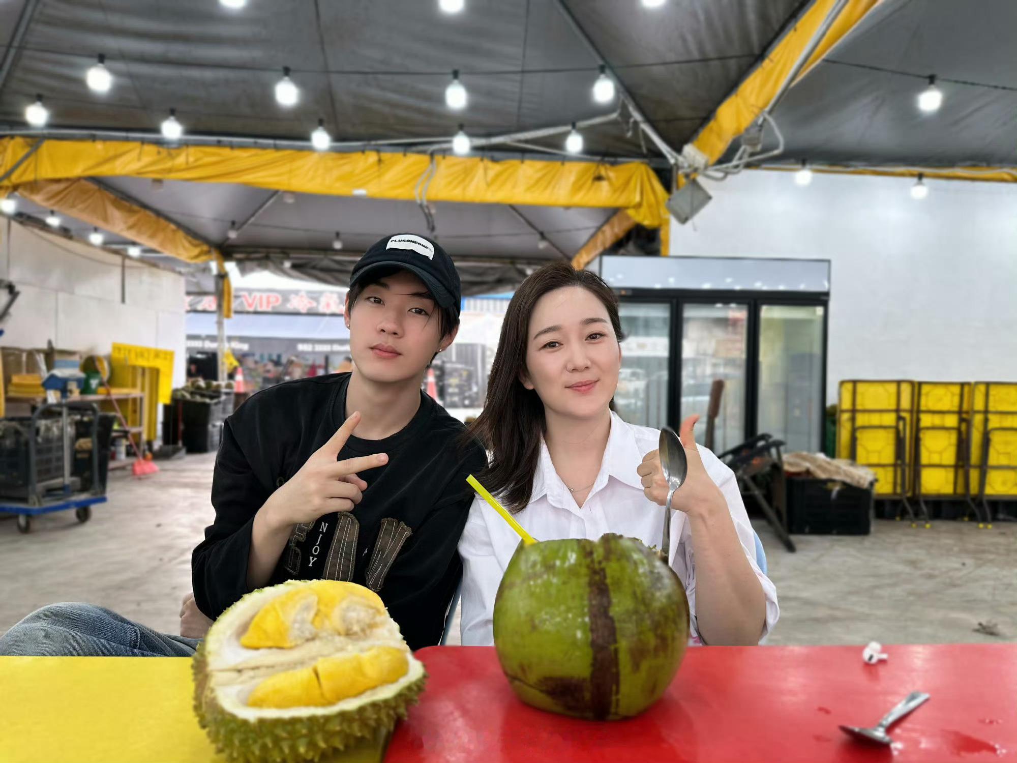 陈少熙请龙梅子吃榴莲吉隆坡彩排抽空带妈妈尝当地榴莲，小小投喂超暖心！龙梅子拿着手