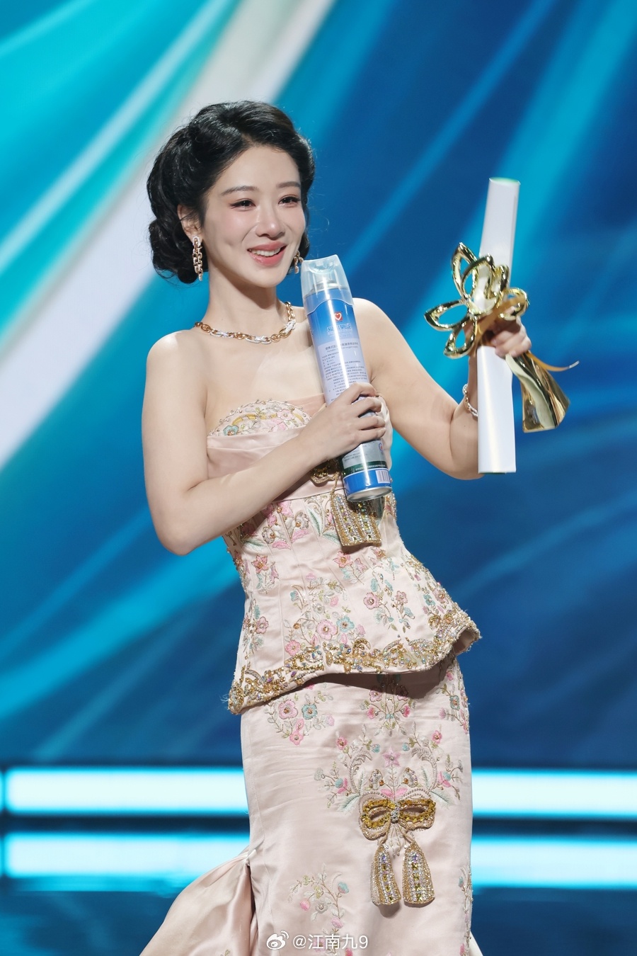 杨紫边哭边辟谣 首位90后白玉兰“视后”，27年演员路的酸甜苦辣，远比那座金灿灿
