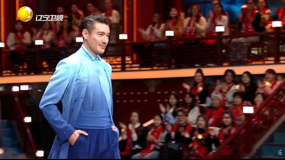 胡兵瞿颖走秀胡兵瞿颖这舞台太稳了！两人步子踩得整齐，眼神里全是自信，不管复古还是