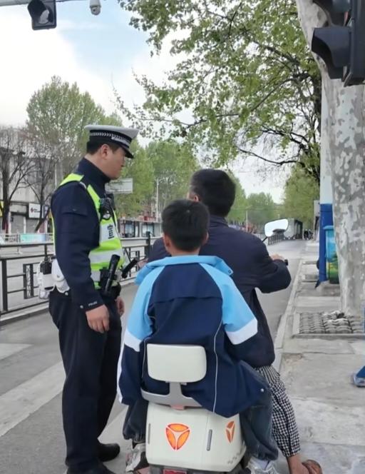 淮南交警“皮哥”，遇到因透析没钱买头盔的单亲父亲，做法太感人！

2026年4月