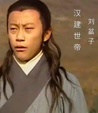一个放牛娃，靠抽签当上了皇帝。三根竹签，两根是空的，只有一根写着"上将军"。15
