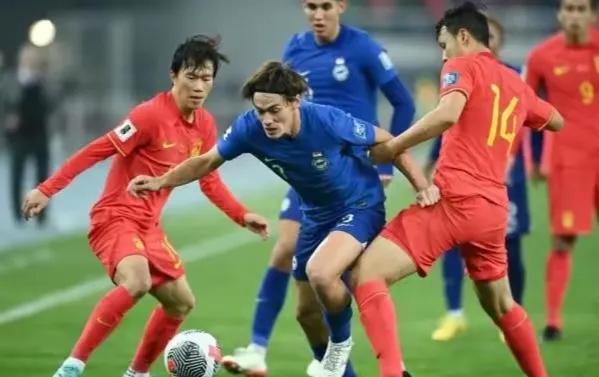 4：1大胜新加坡！国足终于赢了！真是来之不易！可兴高采烈和扬眉吐气之余，一些球迷