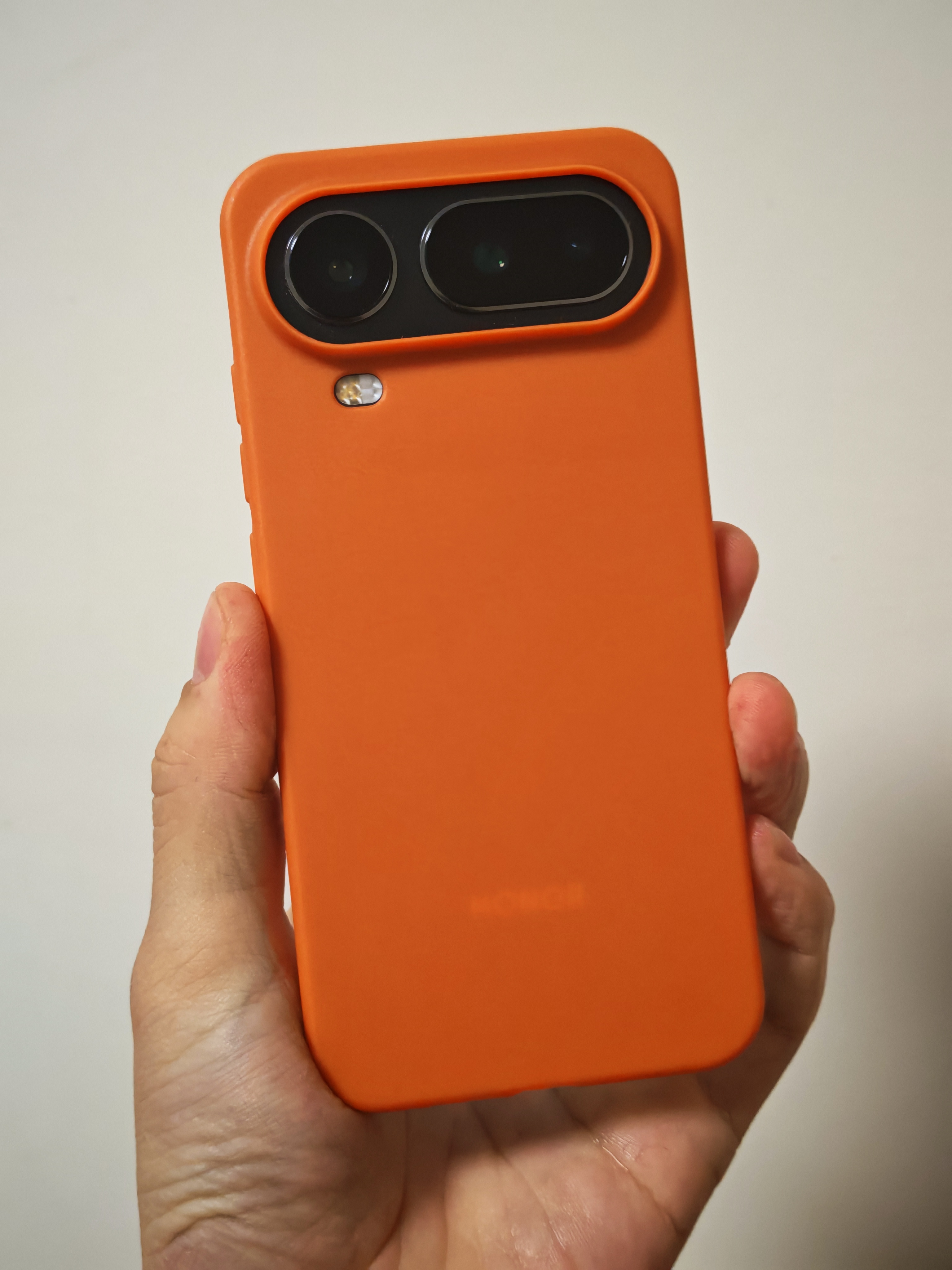 给荣耀 Magic8 Pro Air 安排了这俩手机壳，是老爆科技的，看起来还行