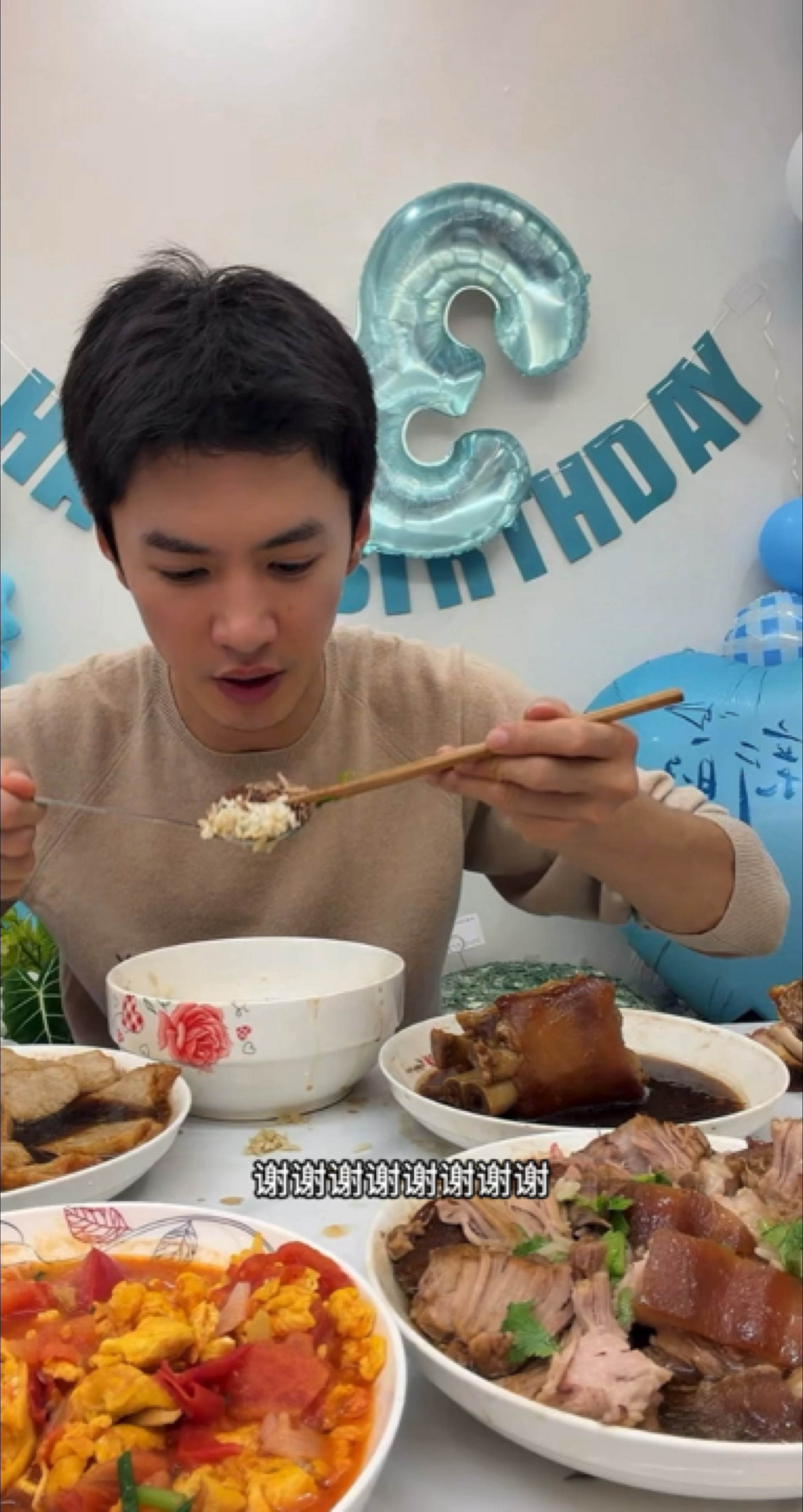 啊啊啊啊哲远完全是对食物最虔诚之人[泪奔][泪奔]“大肥肉…猪皮…谢谢谢谢 谢谢
