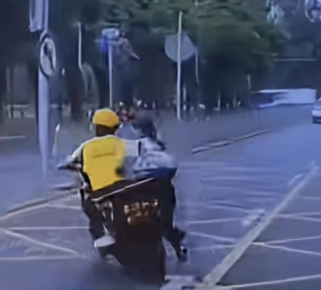 不知大家发现没有，
现在好些人能骑二轮车上路，
就自认为会骑车，
但很多人却不知