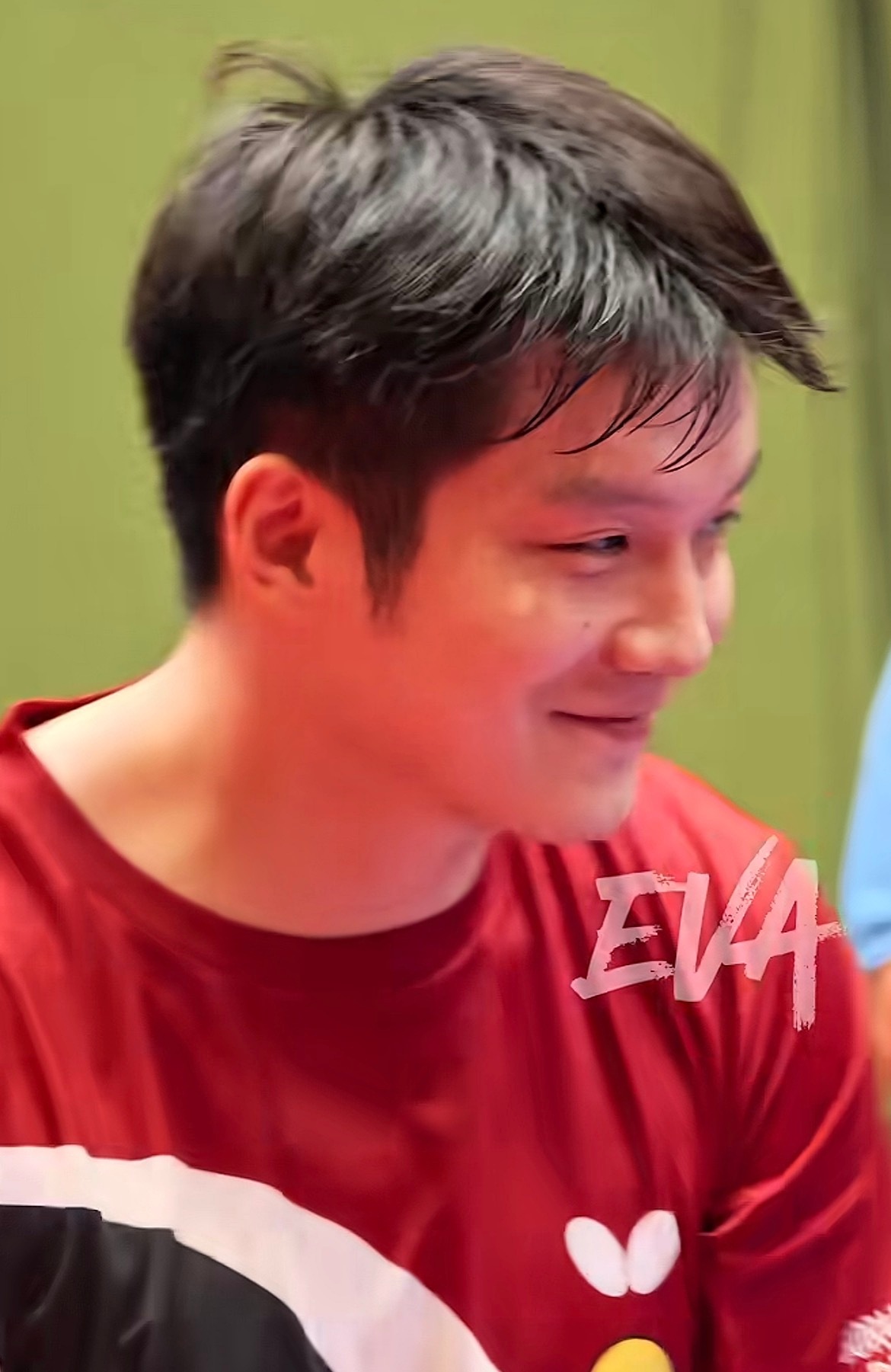 笑是最好的回应东哥一直践行着因为他一笑，周围的人也笑了[哈哈][哈哈]樊振东 ​
