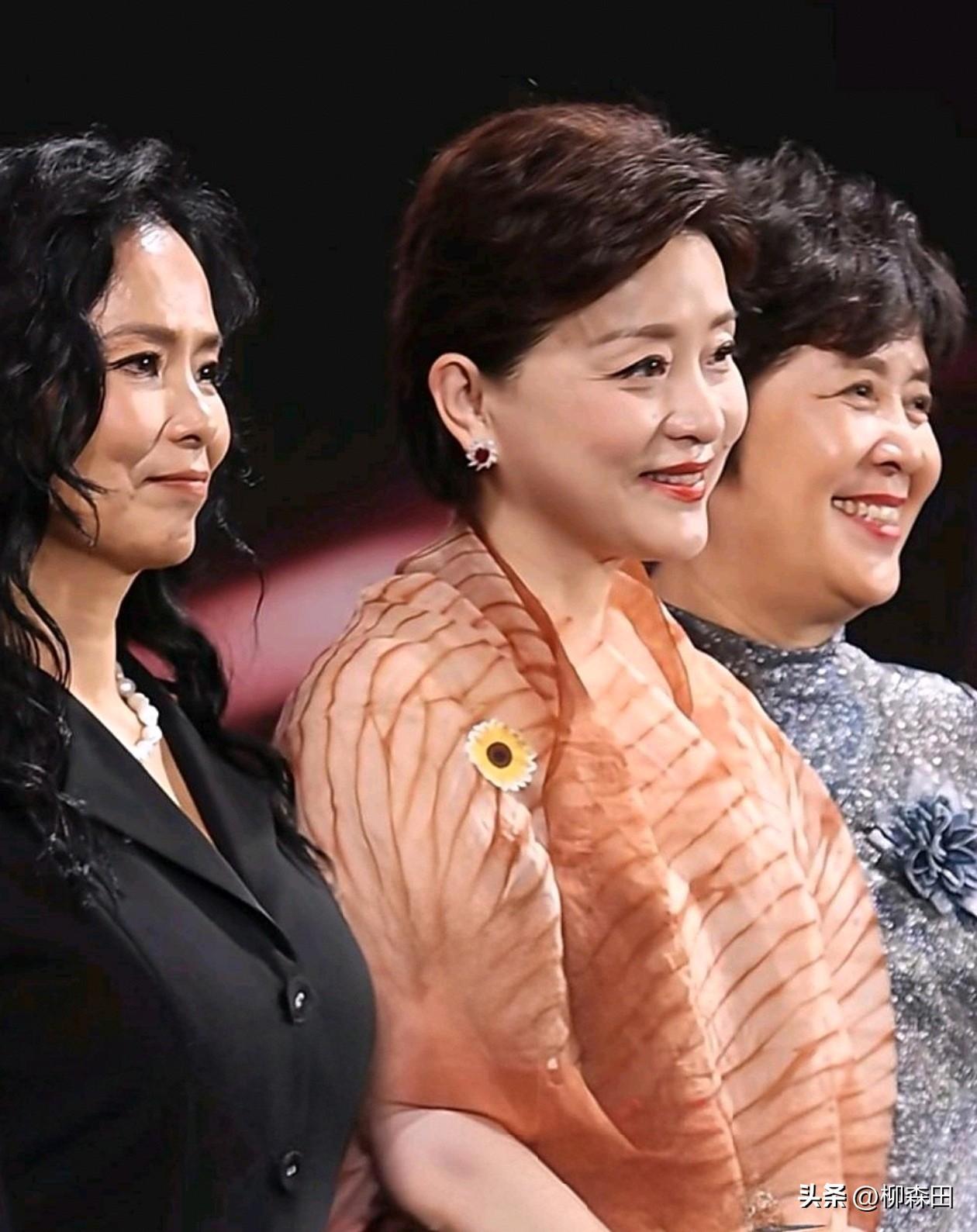 57岁的杨澜和61岁韦唯同框，完美的诠释了“老去如酒，越陈越香”。

然而他们的