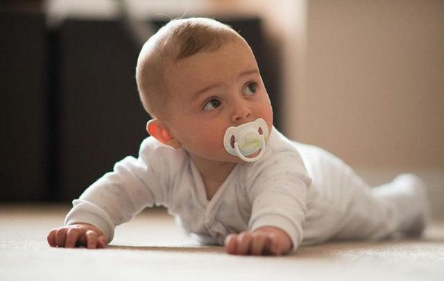 用安抚奶嘴会使孩子有依赖性，很难戒掉怎么办？#儿童健康守护者计划# 事实上，大多