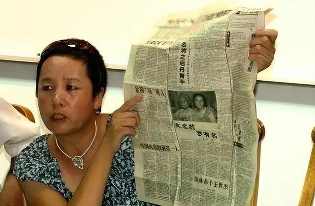 “赵忠祥瞒着妻子与我发生关系多年，并有特殊癖好，令我身心受到严重伤害。”2004