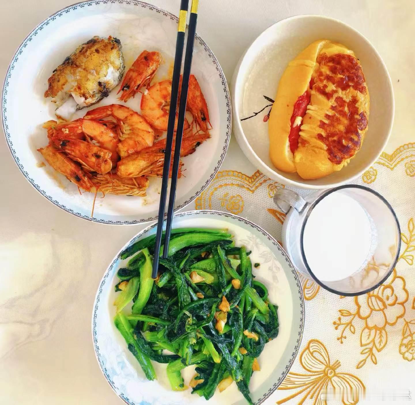 每日一餐分享[超话]  早餐:鸡肉恰巴塔，焖大虾，煎鳕鱼，清炒油麦菜，椰奶[胜利