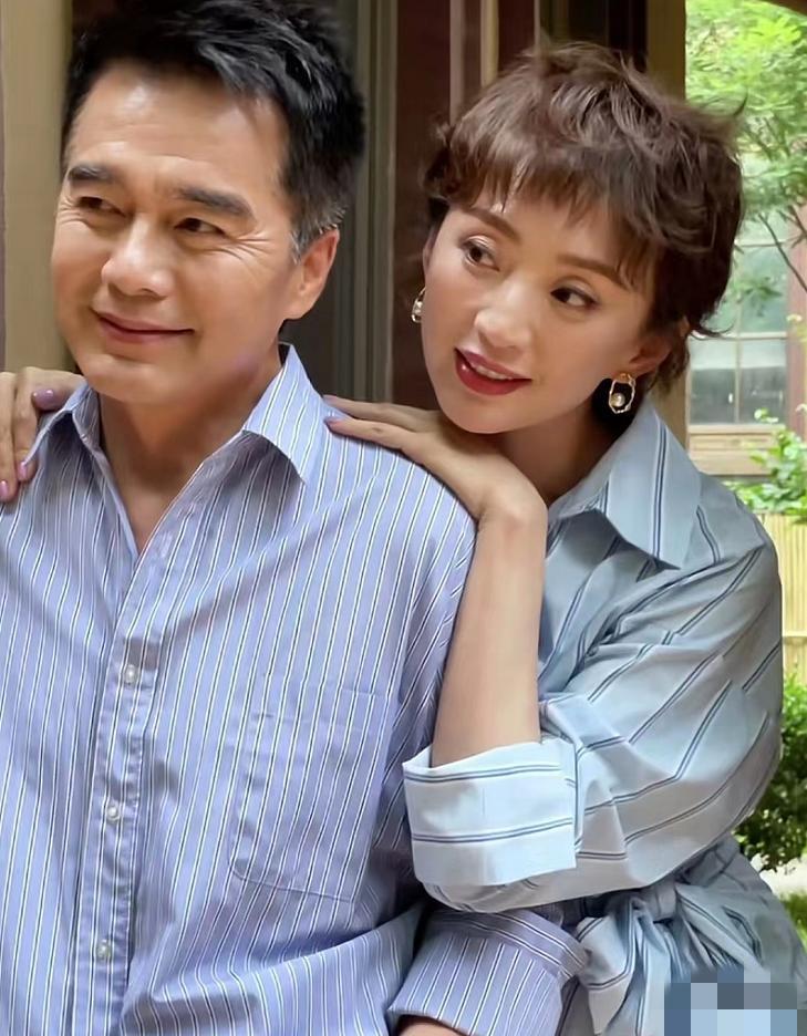 许亚军和小他12岁的现任妻子，有网友调侃他们像父女，可我觉得调侃的太夸张了些，许