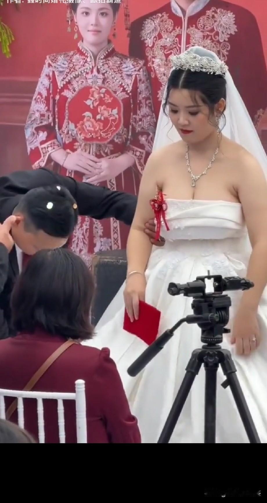 新娘动作优雅，美丽动人，
彬彬有礼，大方得体！