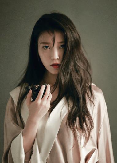 IU新剧向男主求婚这段 IU李智恩的新剧中，其扮演的成熙勇敢的向李菀求婚，求婚的