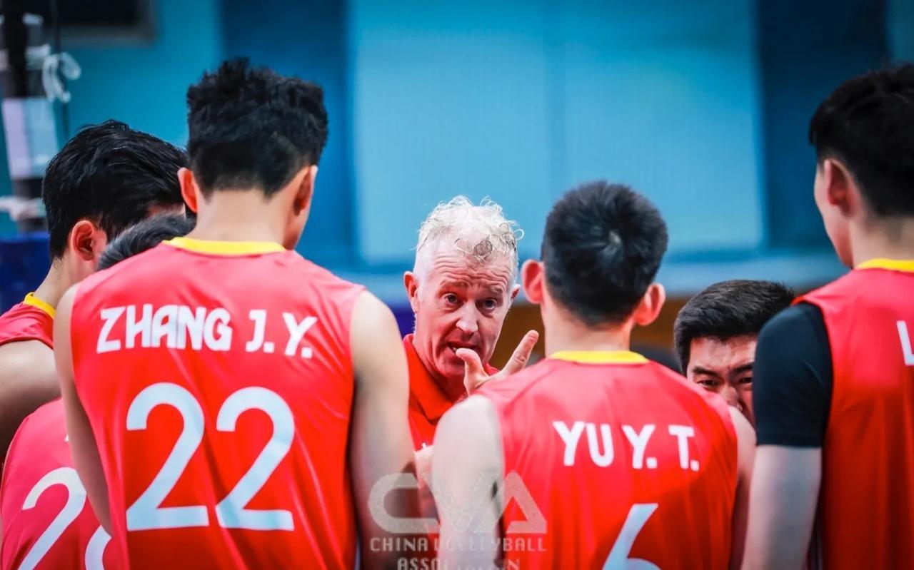 中国男排4-0韩国男排，新外教海宁亮眼，球迷：终于看到一个会看实时数据、关注技术