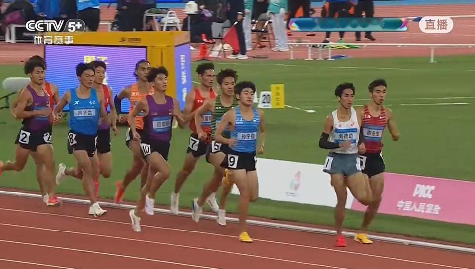 刘德助，男子1500米的个人专场！
在男子1500决赛中，刘德助一直都是一马当先
