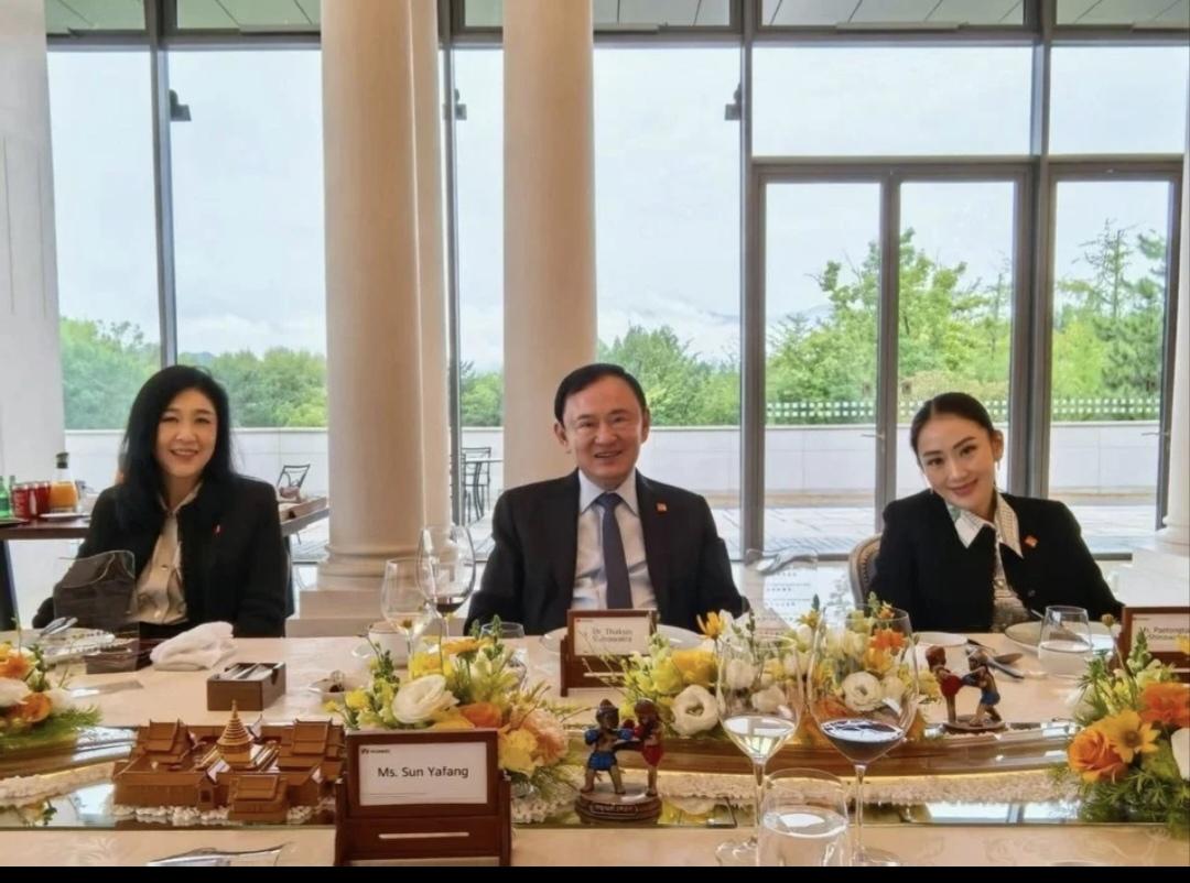 三位泰国前总理来中国了！9月8日，佩通坦在社交平台发布照片，她和父亲他信、姑姑英