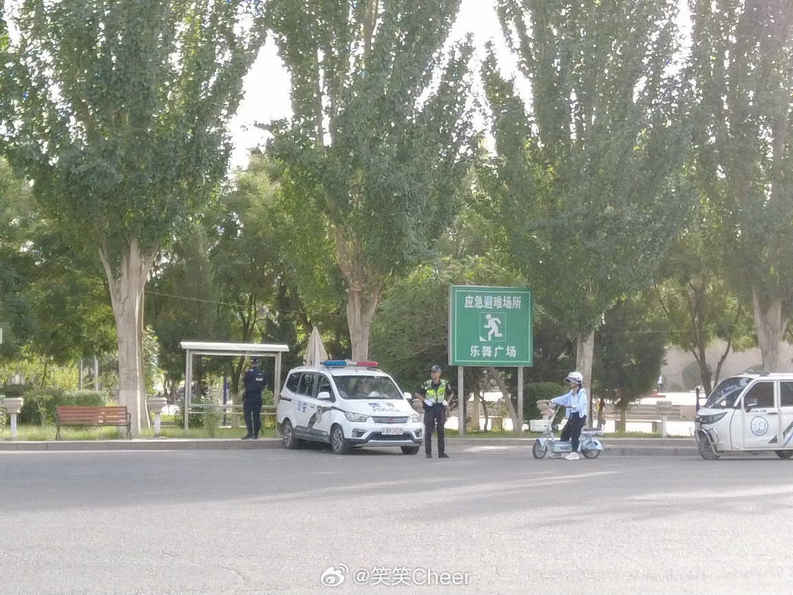昨天下午7点半，溜达途中路过乐舞广场，就是当地人休息跳舞的地方，音响质量虽然一般