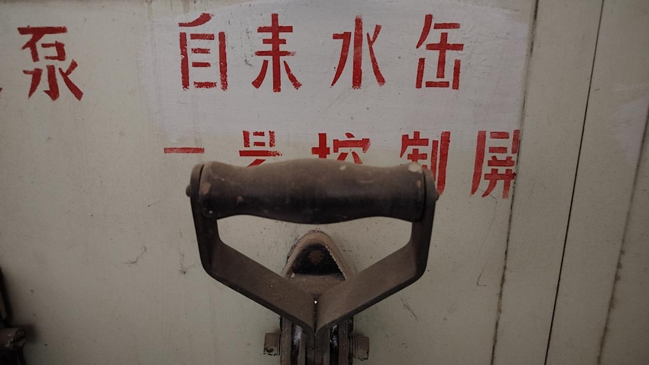 已经退休好多年了，今天聊天，原单位同事发了几张单位老设备照片，上面印字是我三十年