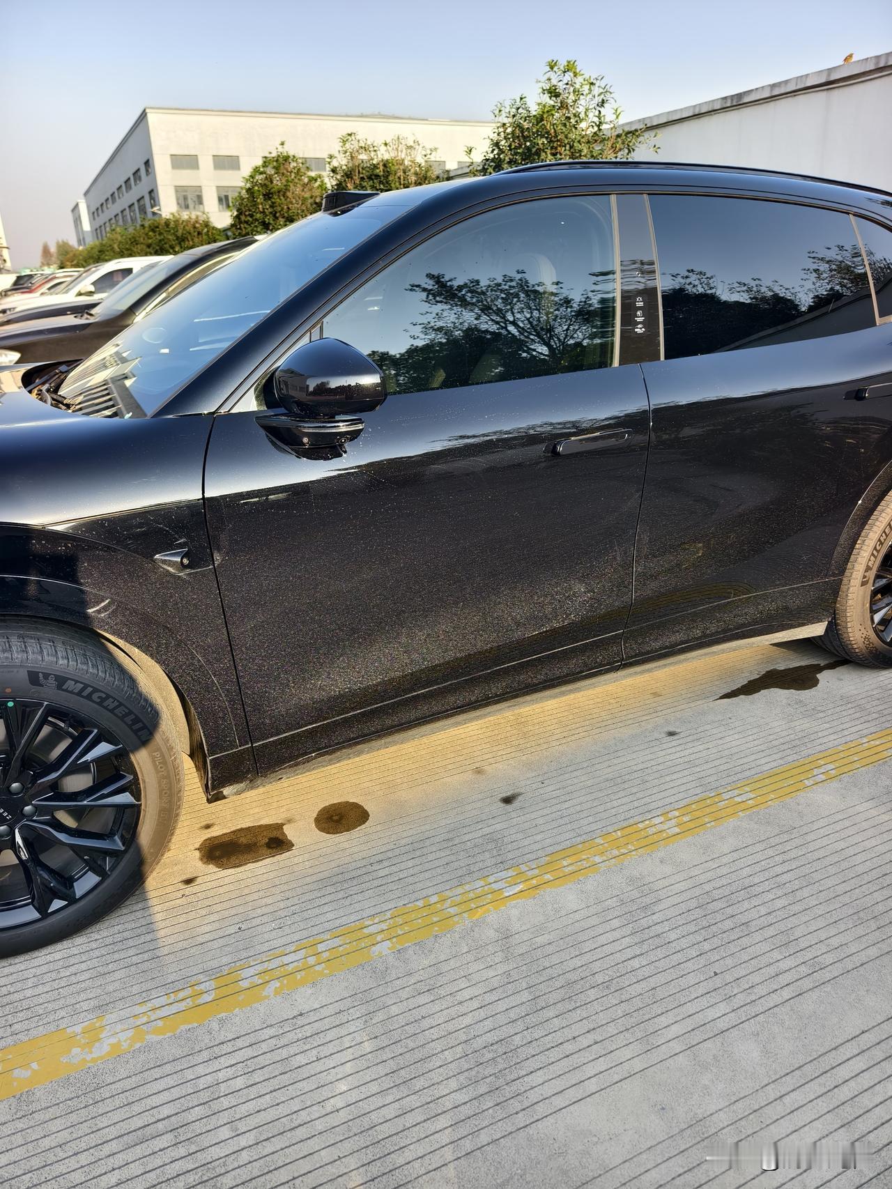 洒水车有点夸张啊，早上刚洗的车，就成这样了。