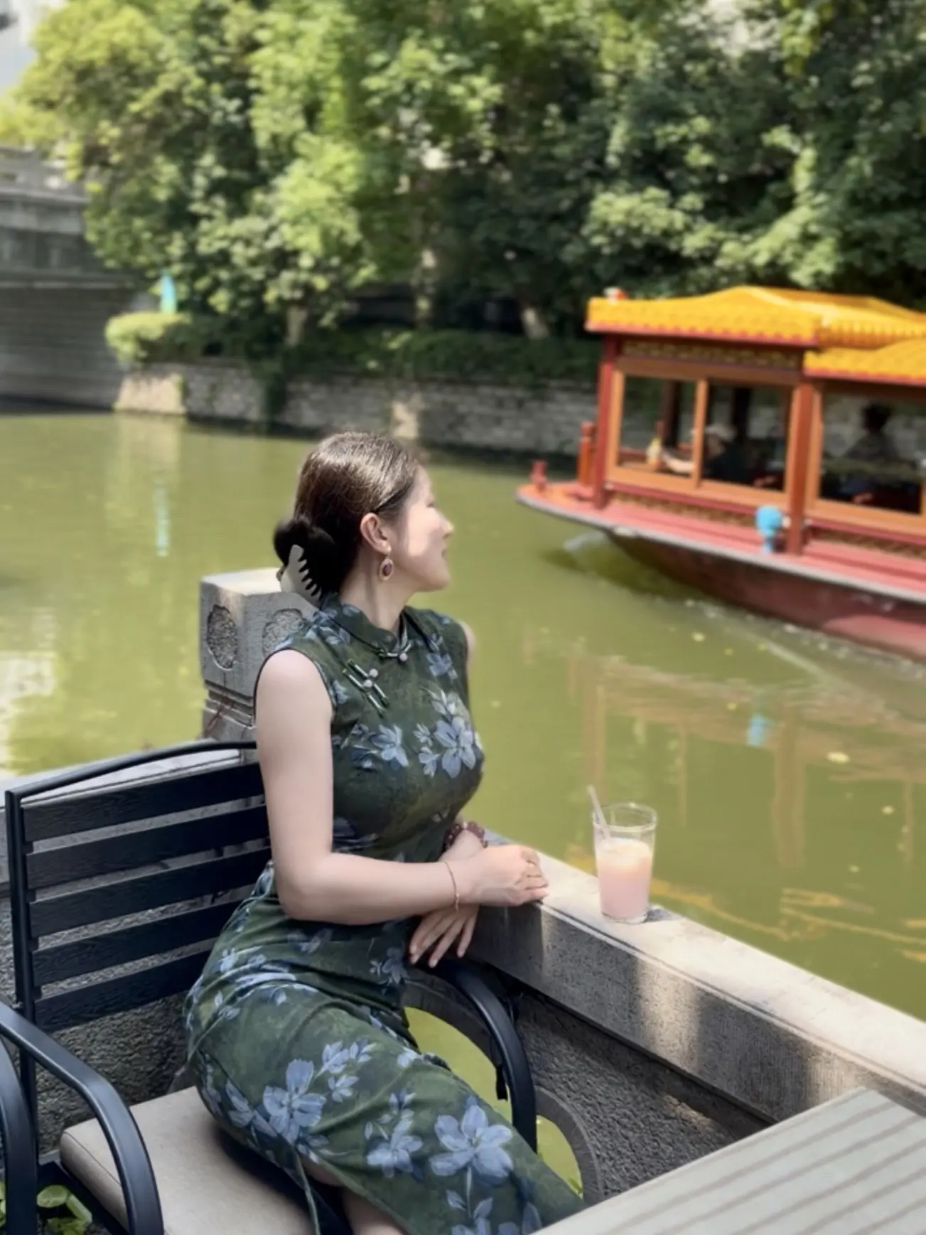 虽然身处一个这样的时代，但我仍然觉得人生不能没有浪漫，不能没有不切实际...