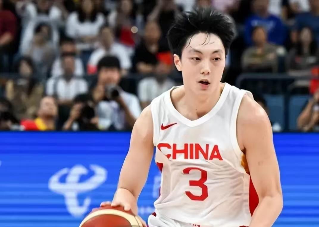 男篮集训迎来补强！胡明轩增补入队征战后续热身
 
中国篮球之队正式发布集训人员调
