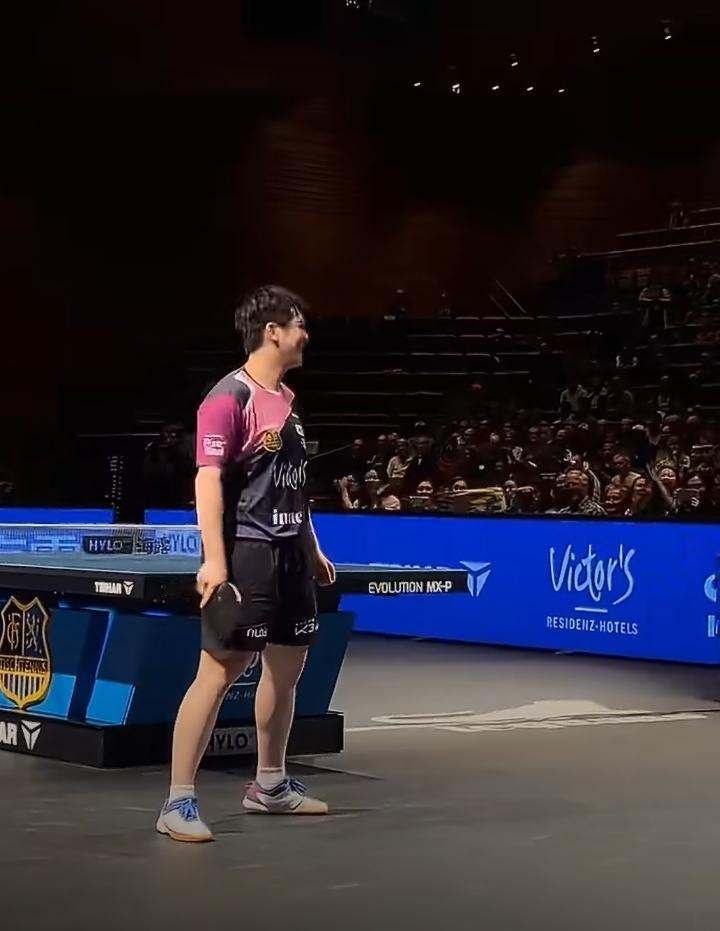 樊振东在欧冠联赛横扫对手！
羞涩又可爱的庆祝动作萌萌的[赞][笑哭]！
今日凌晨