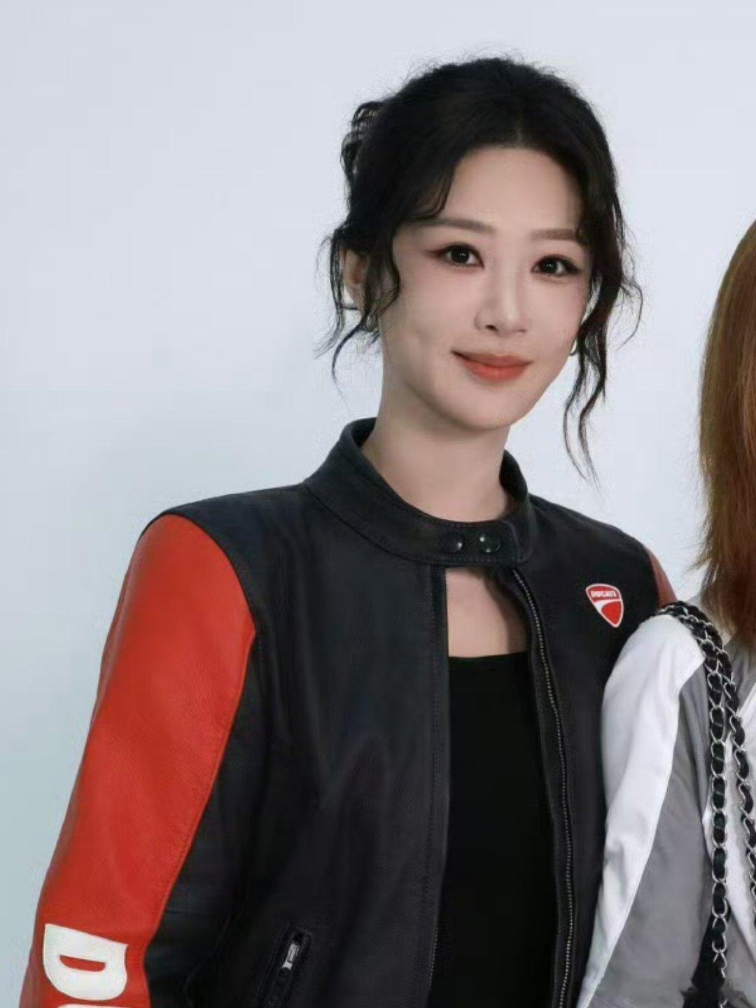 杨紫机车服造型 为剧集《家业》宣传拍摄的机车服造型释出，红黑撞色皮衣搭配利落盘发