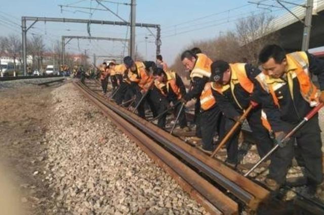 一位从事钢轨生产的长辈告诉我：90%的人不知道，我国每年报废的钢轨多达上百万吨，