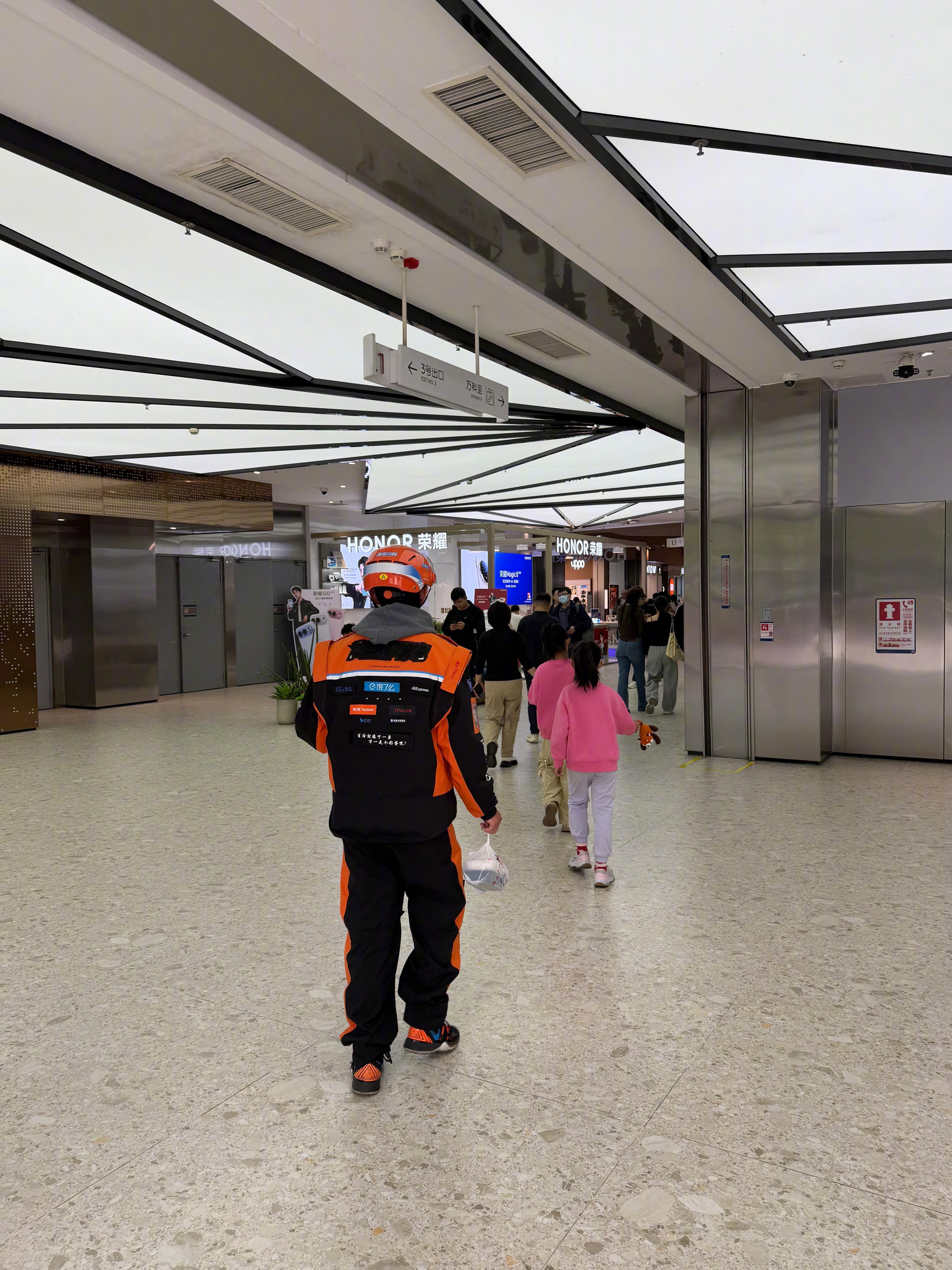 淘宝闪购这衣服要自费购买，你们猜多少？ 