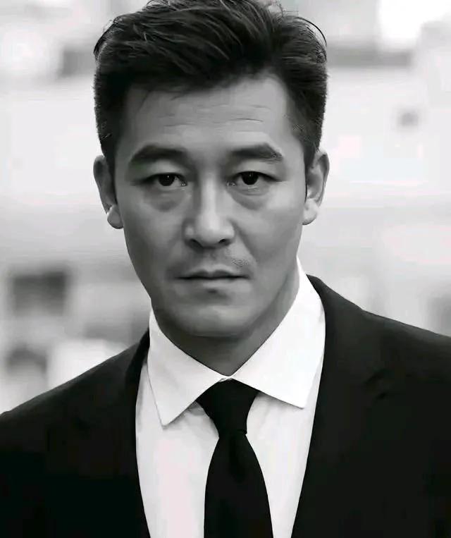 你能从这张脸上看出有多少张你熟悉的面孔，有点是眼睛很像，有的是嘴很像，有的是鼻子
