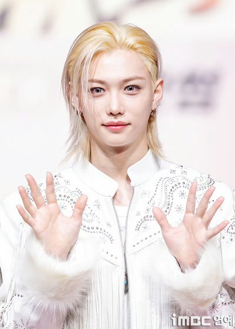 李龙馥Felix  x  2025sbs歌谣大战 造型，佩戴Louis Vuit