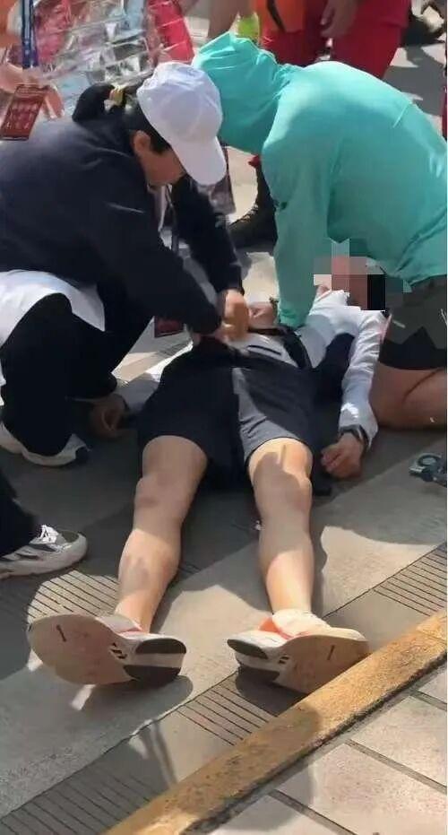 又是一位半马选手倒在离终点不远的地方，已经失去意识，口吐白沫，情况危急，好在有一
