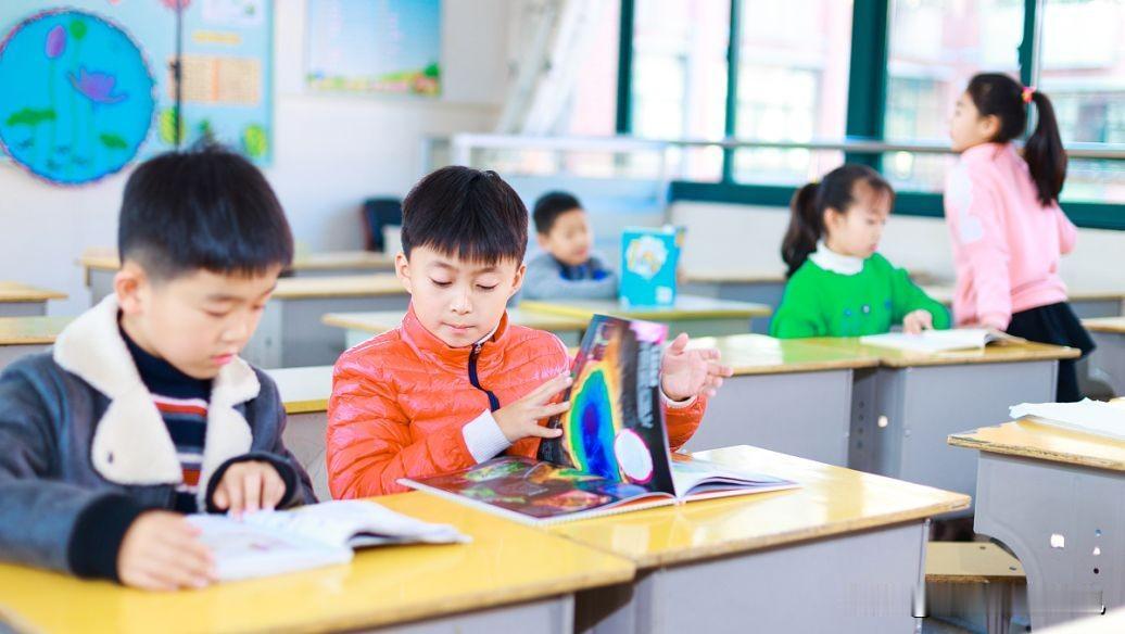 小学三年级作文是小学语文中的一个难点，是从低年级的“写话”向“习作”的过渡期，学
