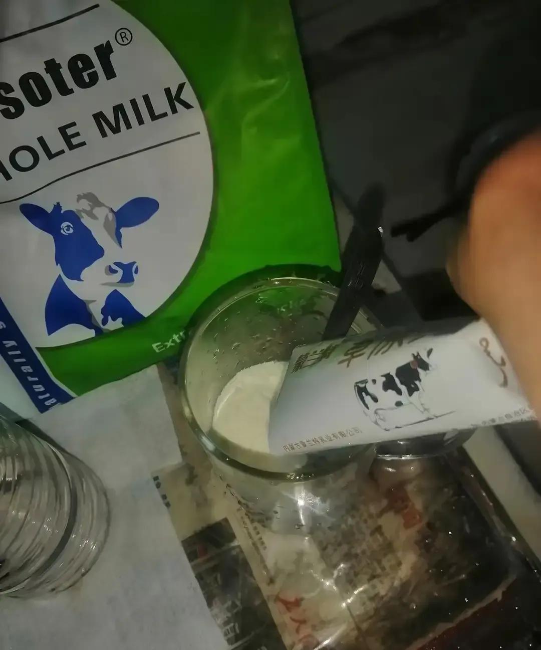 白醋倒进奶粉里立刻飘起一团白絮，宝妈群瞬间炸锅，说絮状物等于毒蛋白。
我跟着试了