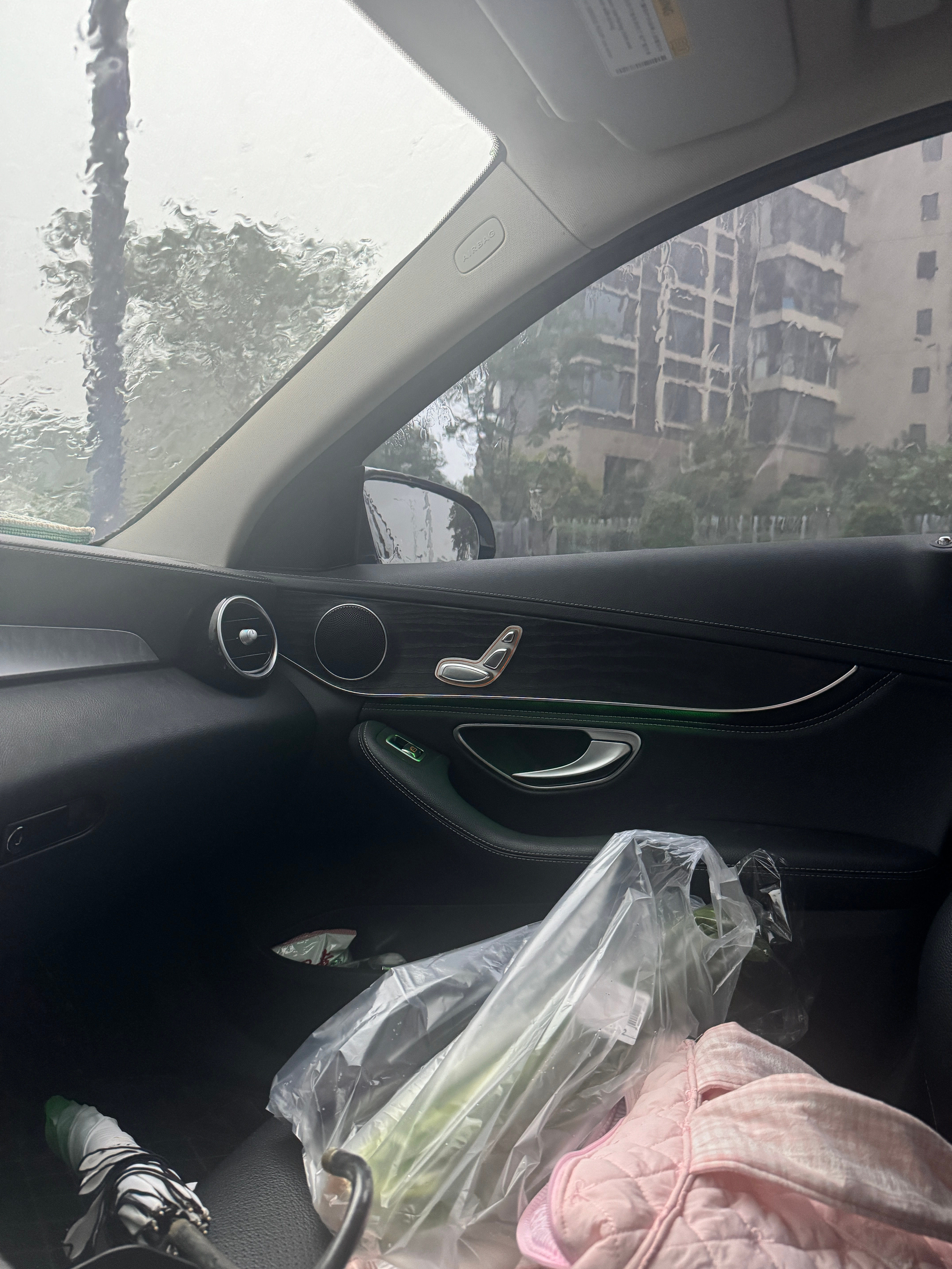 早安  早早早最近的珠海每天都是暴雨，下吧下吧这周下，下周也可以下，下下周就不能