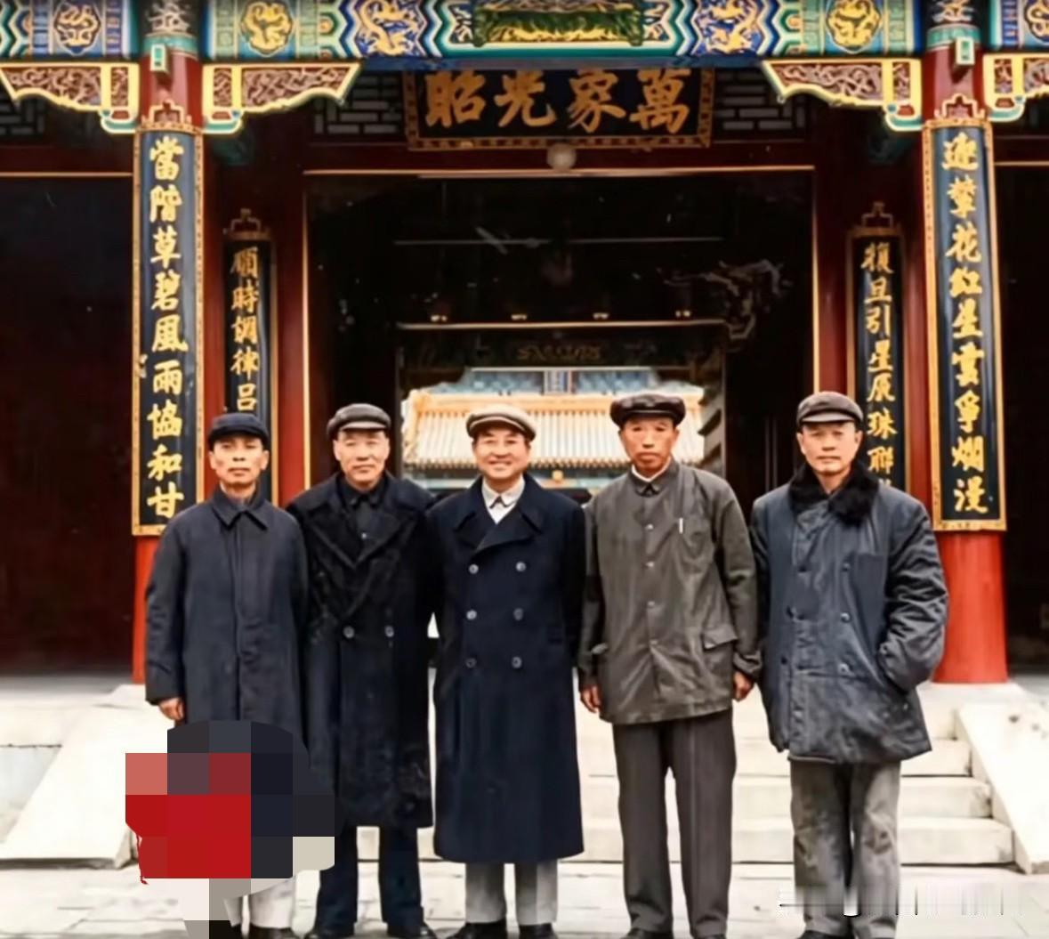 1960年，陈赓大将与特赦不久的杜聿明、宋希濂、王耀武与周振强在颐和园聚会时的合