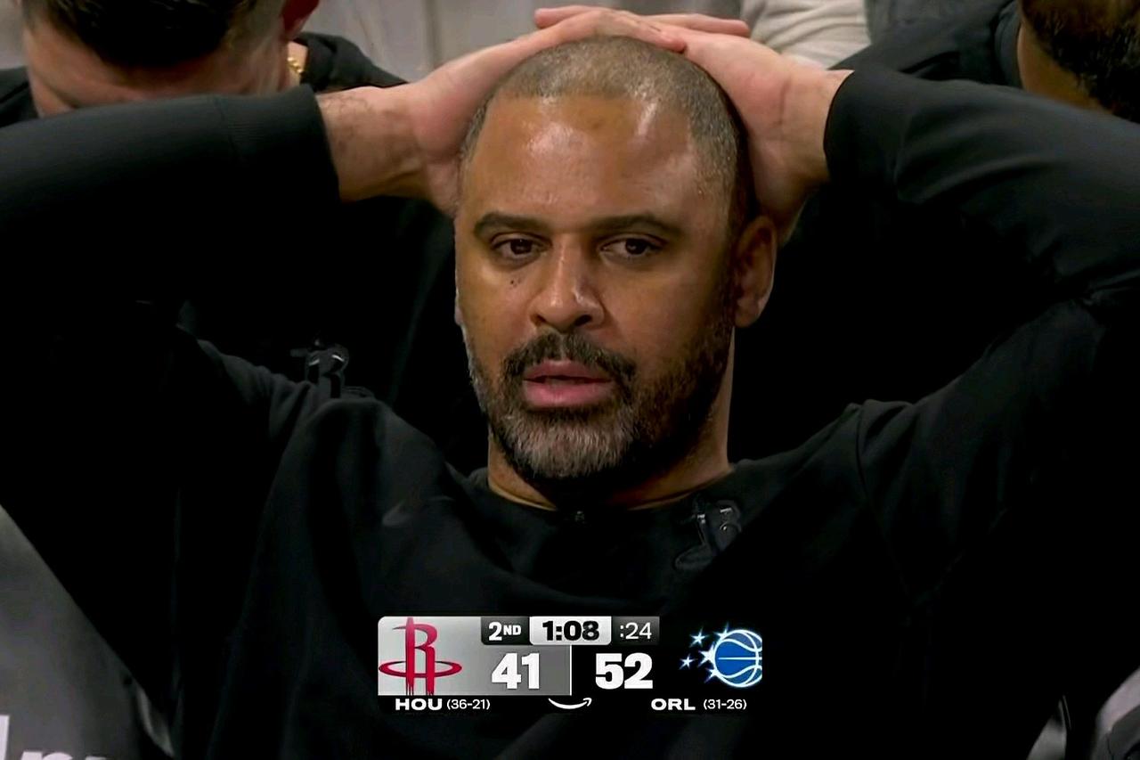 申京尴尬一幕：令乌度卡抱头怀疑人生！在火箭客场挑战魔术的次节比赛中：申京顶弧接球