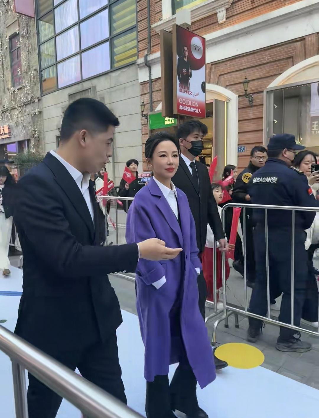 这两天，潘晓婷去武汉汉街了，天气比较冷，她穿的很厚，穿着紫色大衣，内搭黑色西装，