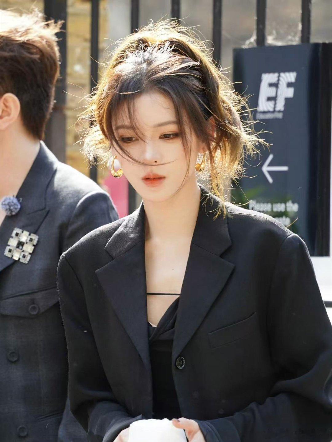 天赐直播有张予曦 镜头感一绝，直播里随便一个镜头都很好看，看得人心旷神怡 
