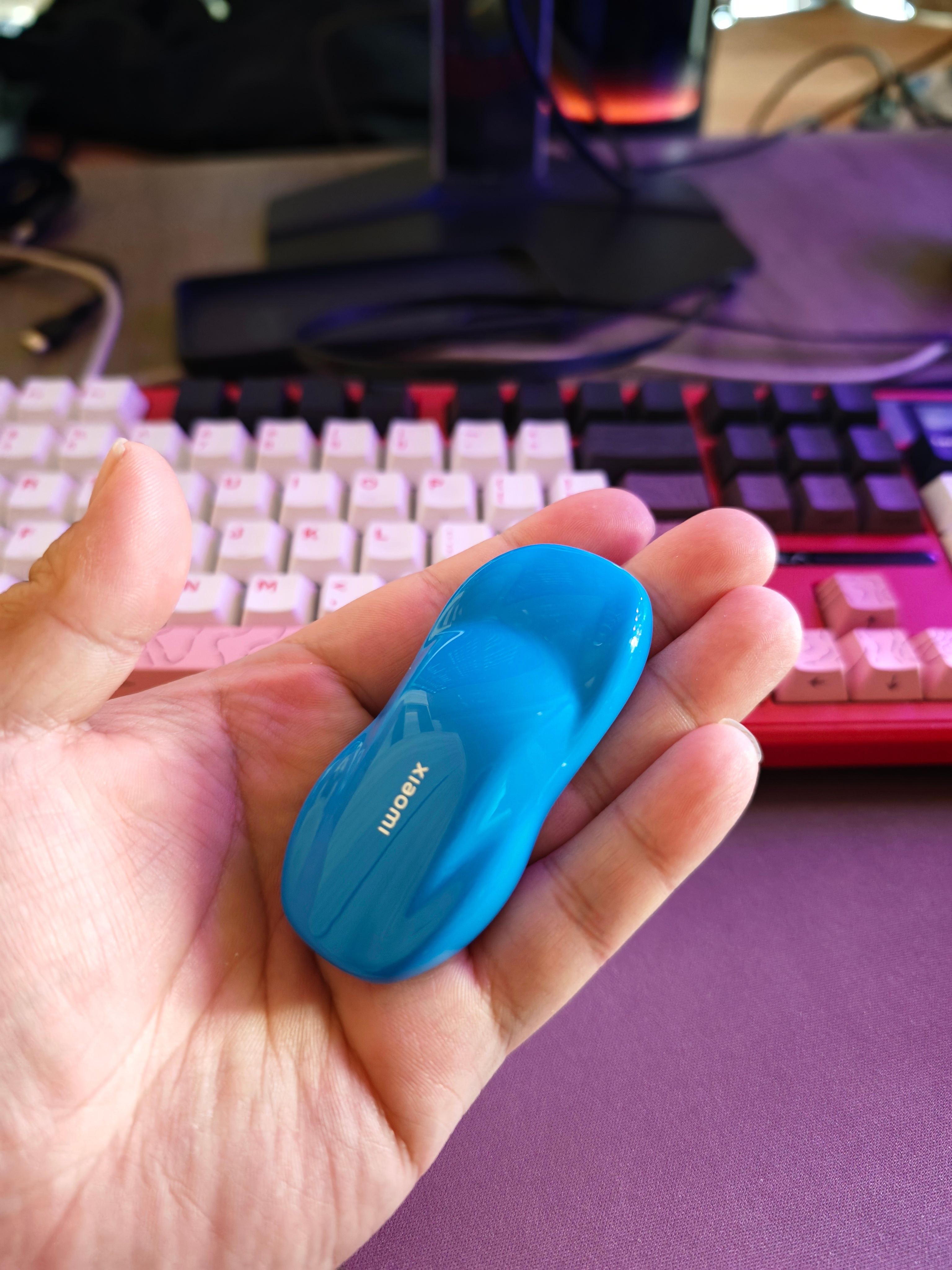 小米汽车送的这个冰箱贴太精致了，感觉不像几十块钱一个的小玩意，和车钥匙差不多 